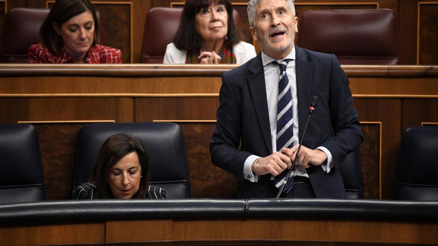 La ministra de Defensa, Margarita Robles, y el ministro de lInterior, Fernando Grande-Marlaska, durante el Pleno del Congreso