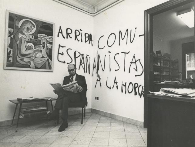 Llorençs Gomis, director de El Ciervo, leyendo la revista en la redacción tras el ataque neonazi de 1973.