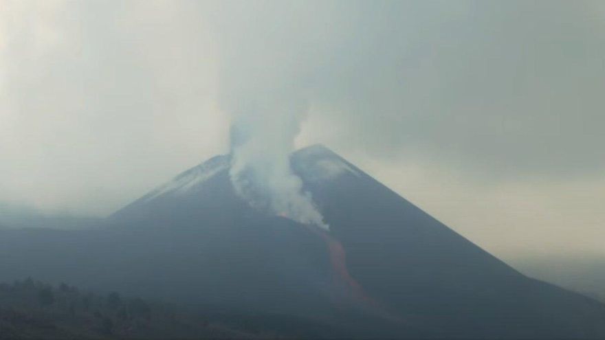 El desborde de lava en el cono no desvía el curso de las coladas