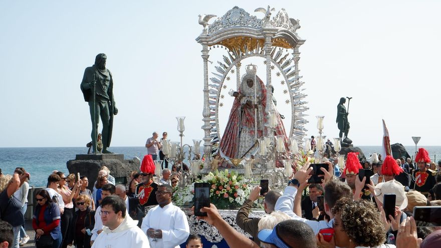 La patrona, pasando junto a los menceyes en Candelaria, este jueves