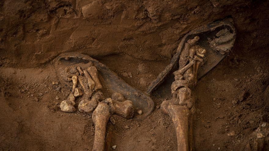 Excavación de las fosas del franquismo en el cementerio civil de Castelló.