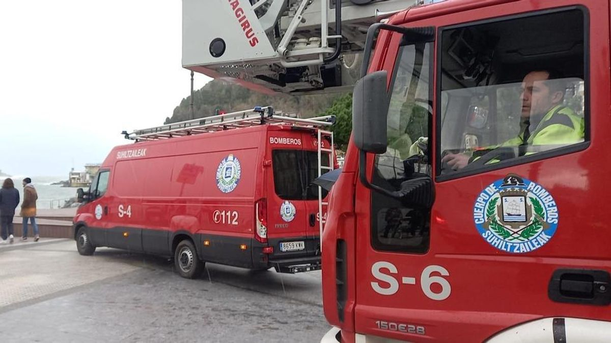 Nueve desalojados y una persona ingresada por inhalación de humo tras un incendio de madrugada en Donostia