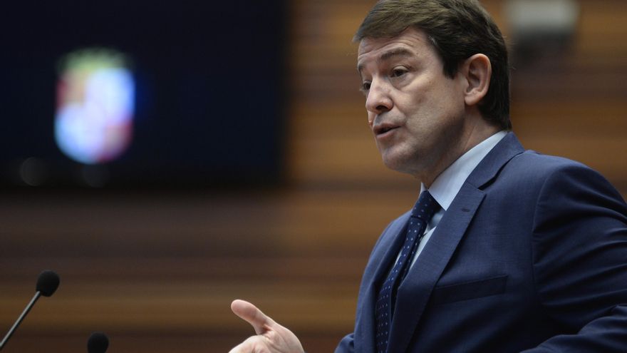 El presidente en funciones de la Junta de Castilla y León, Alfonso Fernández Mañueco, del PP, durante el debate de investidura del que saldrá el primer gobierno regional gobernado por su partido y Vox.