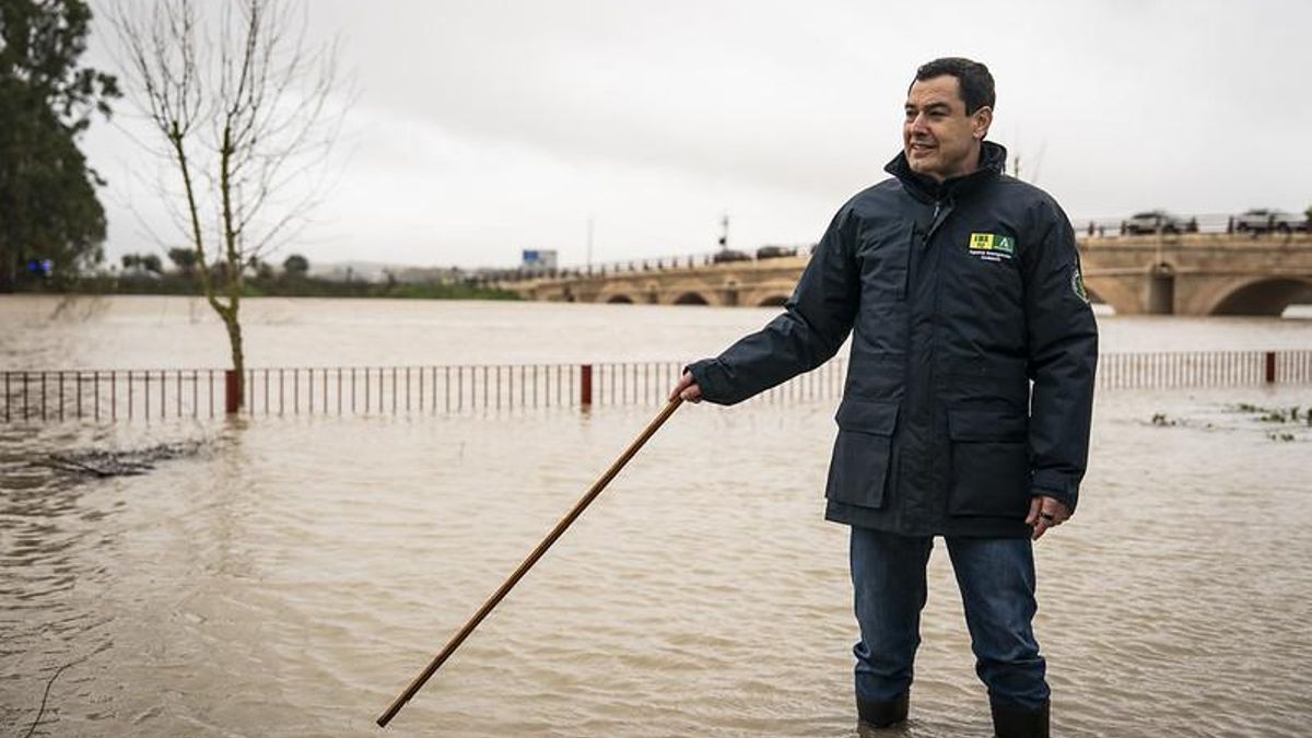 Moreno marca perfil propio en la gestión de las riadas y explota su rol institucional sin chocar con el Gobierno de Sánchez