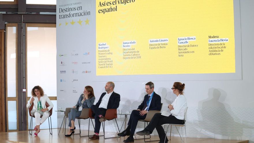 Los ponentes de la mesa 'Así es el viajero español', moderada por Lucrecia Hevia