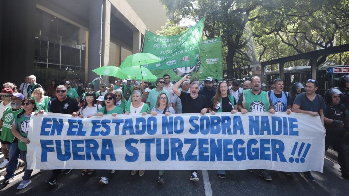 Jubilados, estatales y organizaciones sociales encabezan protestas contra el Gobierno