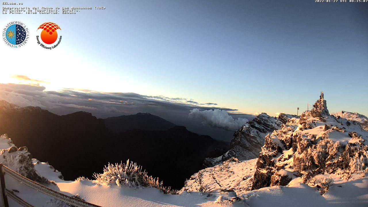 Imagen de las cumbres de La Palma nevadas  captada en la mañana de este  jueves de la webcam del IAC en el Roque de Los Muchachos (Garafía).