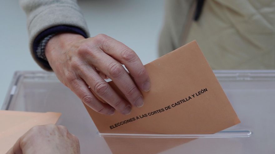 Una persona vota en un colegio electoral de Valladolid. EFE/Nacho Gallego