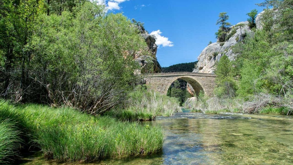 De estilo medieval pero construido en el siglo XX, este estrecho puente de dos arcos fue levantado entre impresionantes rocas y desfiladeros