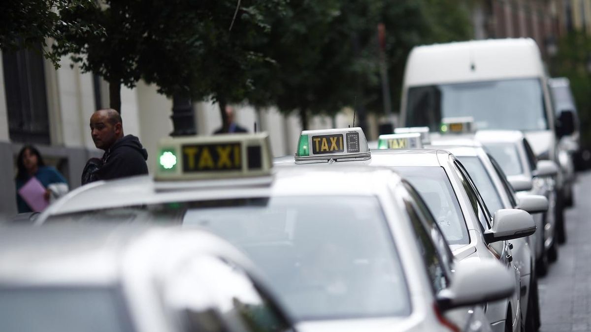 Taxistas acuden a Bruselas para promover un manifiesto para denunciar la práctica ilícita de Uber