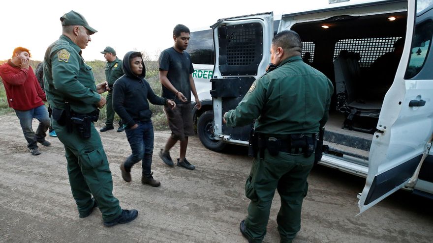 Una corte de EE.UU. rechaza la detención de inmigrantes que no tienen para la fianza