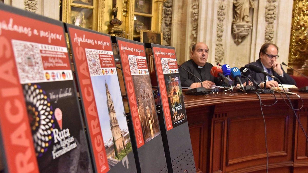 José Juan Jiménez Güeto interviene, junto a Ricardo Castilla, en la presentación de los datos turísticos de la Mezquita y del estudio de reconocimiento de la labor del Cabildo Catedral.