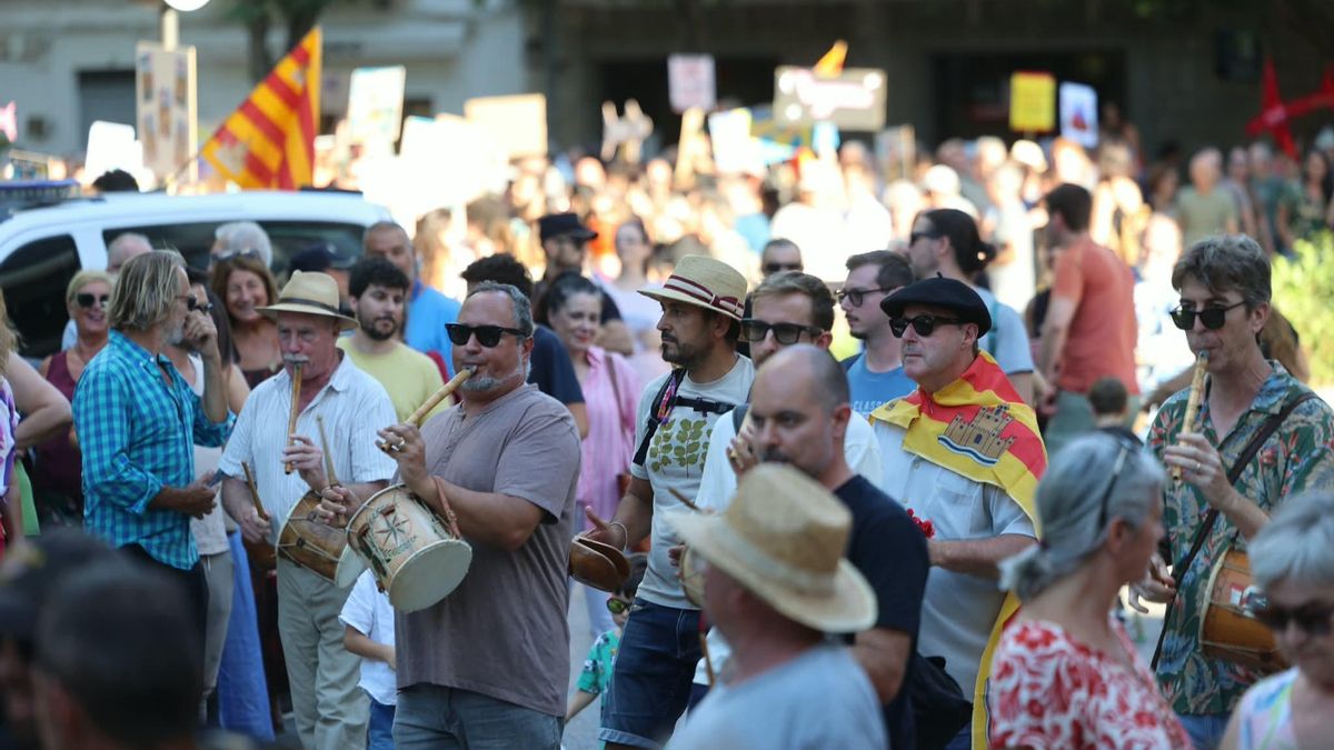 La batucada i els instruments tradicionals posen ritme a la marxa