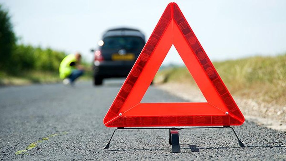 Triángulos señalizando un vehículo parado en la carretera | DGT
