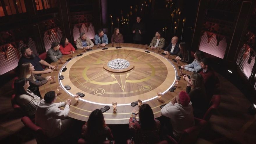 'Traitors' llegó a Antena 3 con un Juanra Bonet metido en su papel y su propio cónclave de anónimos dispuesto a todo