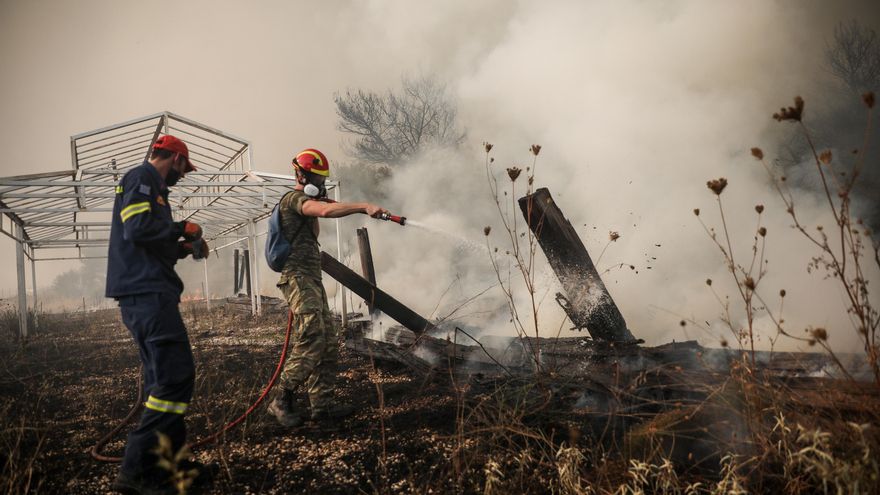 Bomberos refrescan una zona residencial arrasada por las llamas