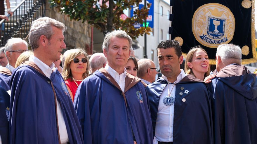 El presidente del Partido Popular, Alberto Núñez Feijóo (2i), y el presidente de la Xunta, Alfonso Rueda (1i), durante la Feria del Albariño de Cambados 2025, a 3 de agosto de 2025 en Cambados, Pontevedra, Galicia (España).