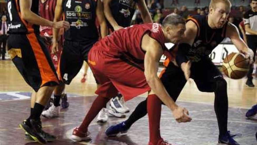 Shaun Green y Mortellaro luchan por el balón en el partido del Palacio de los Deportes.