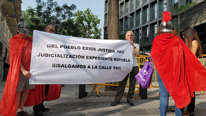 Varias personas en apoyo a los Royuela en la puerta de la Audiencia Nacional