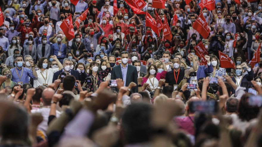 El presidente del Gobierno y secretario general del PSOE, Pedro Sánchez (centro), rodeado de miembros de la nueva Comisión Ejecutiva Federal, en la clausura del 40º Congreso Federal del partido, a 17 de octubre de 2021, en Valencia.