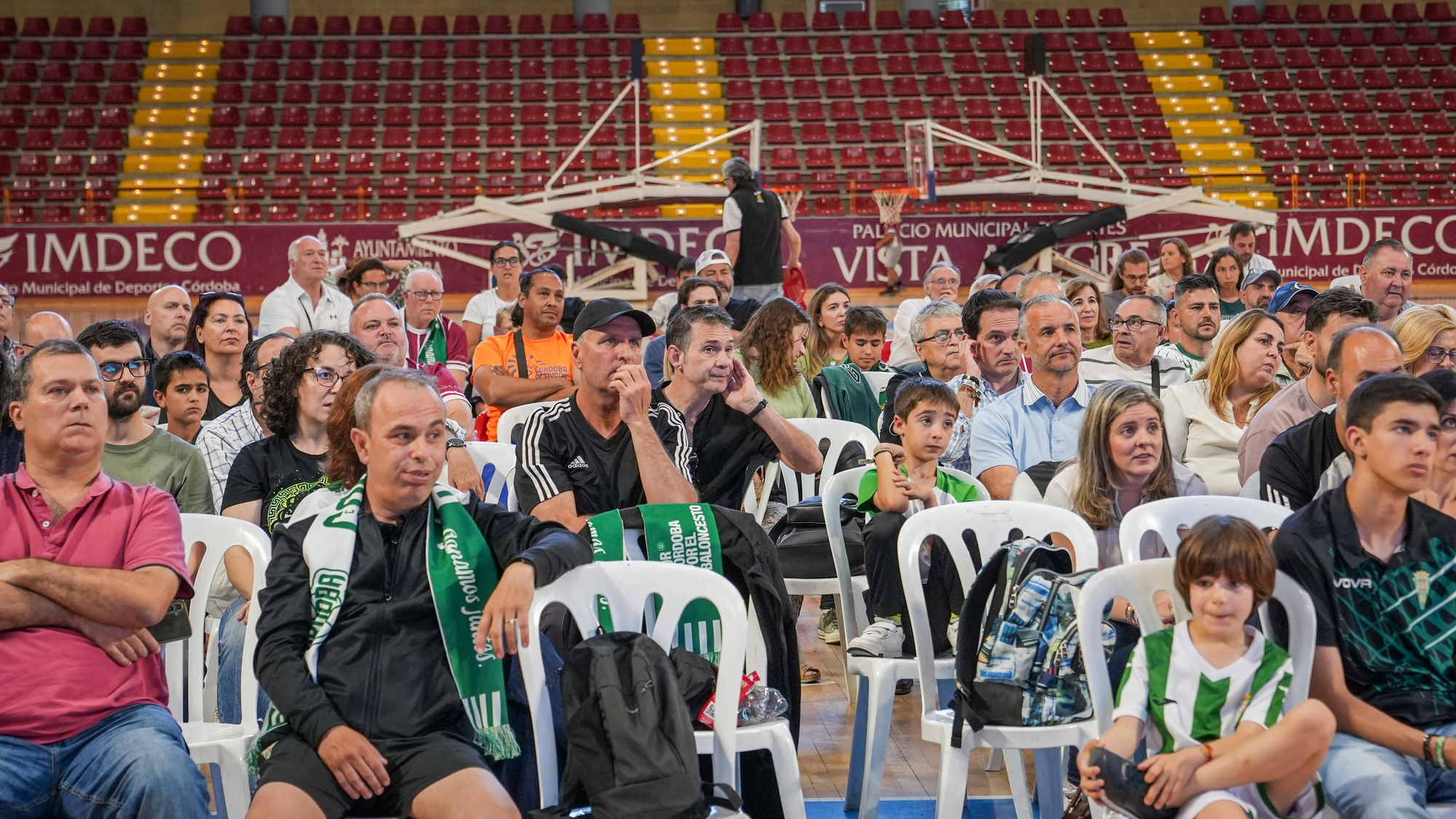 Aficionados del Coto Córdoba celebran frente a la pantalla gigante el ascenso de categoría