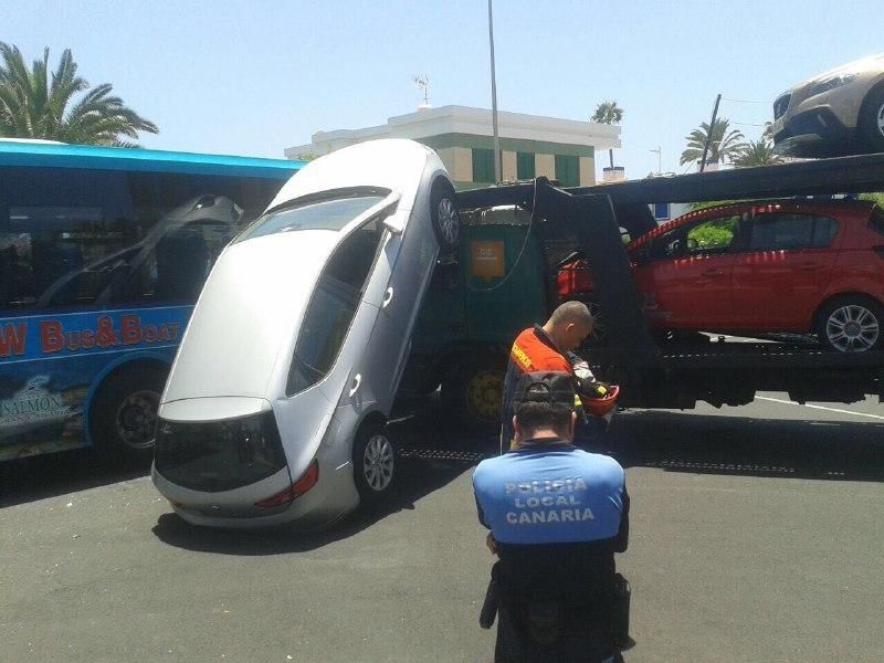 Choque entre un portacoches y una guagua en Playa del Inglés. (CANARIAS AHORA)