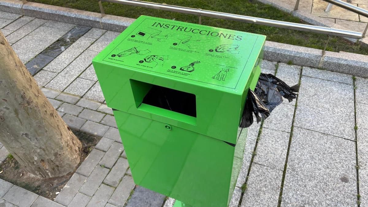 Calahorra instala 35 sanecanes: papeleras específicas para excrementos de perros