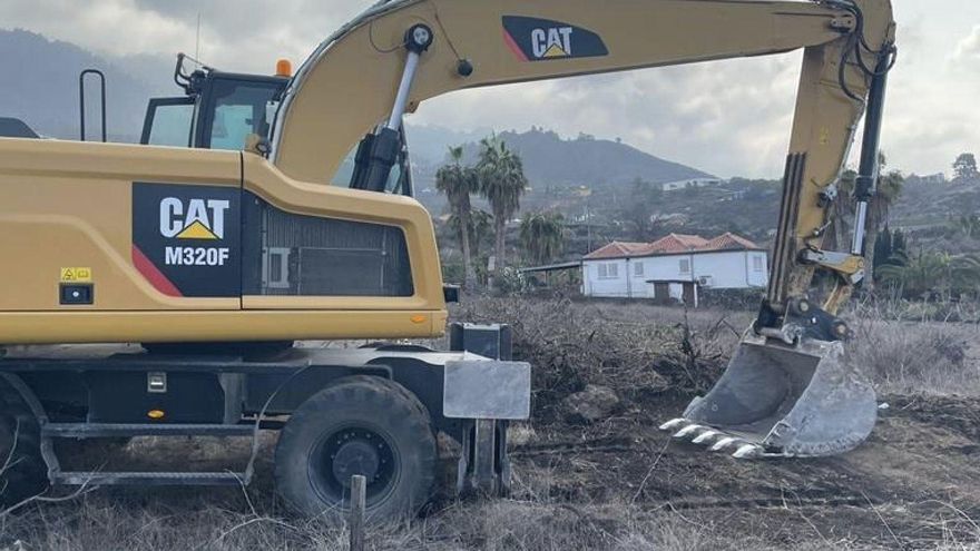 Comienza  el acondicionamiento de la carretera que comunica con Puerto Naos para garantizar el transporte de plátanos tras el cierre de la vía de subida  por la situación de la colada