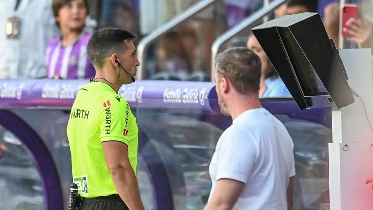 Gorka Etayo revisa el gol de Jacobo en el VAR