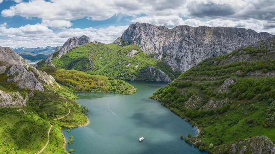 Los desconocidos 'fiordos' leoneses: la belleza de un paisaje que se aprecia sin perder de vista la memoria