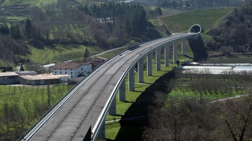 Veinte años esperando el tren: la llegada de la alta velocidad a Euskadi se eterniza y siguen pendientes accesos y conexiones