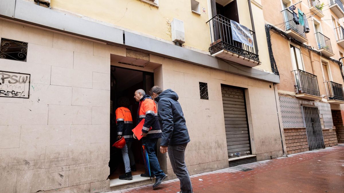 Técnicos municipales acceden a uno de los inmuebles inspeccionados.