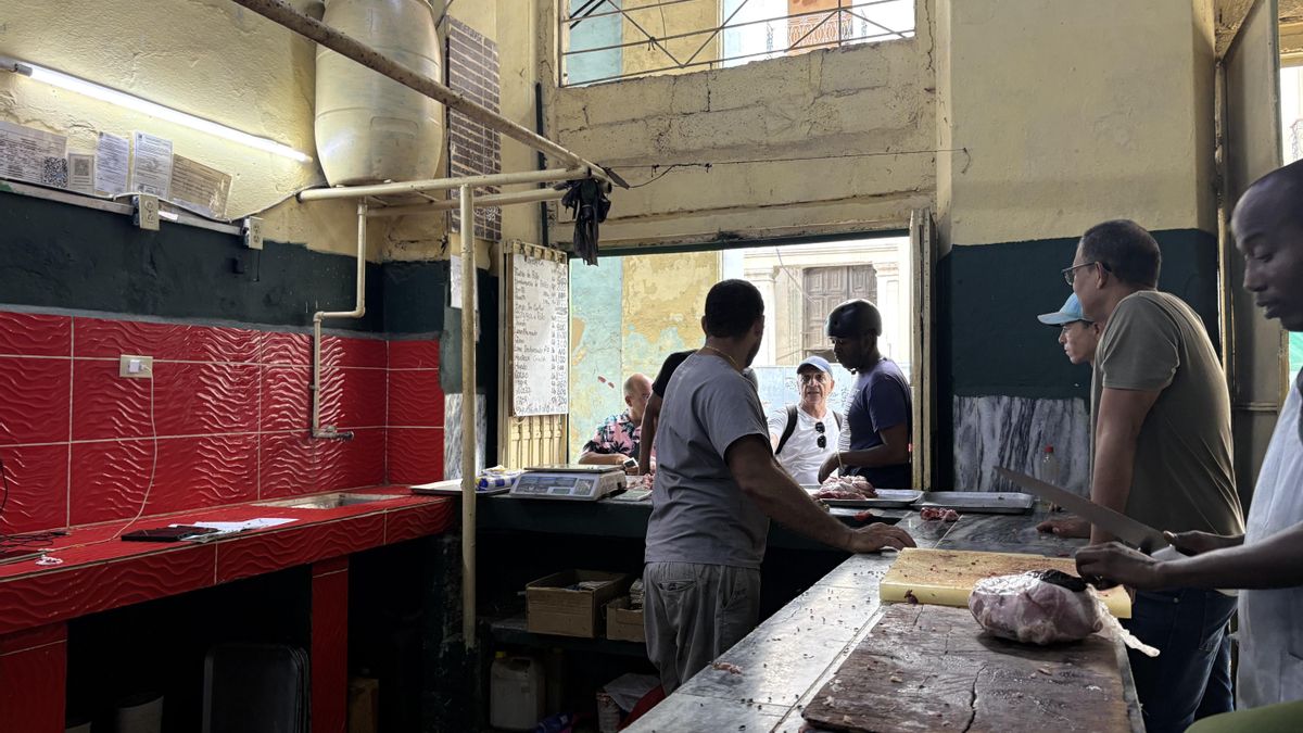 Interior de una carnicería de La Habana Vieja con muy poco género disponible.