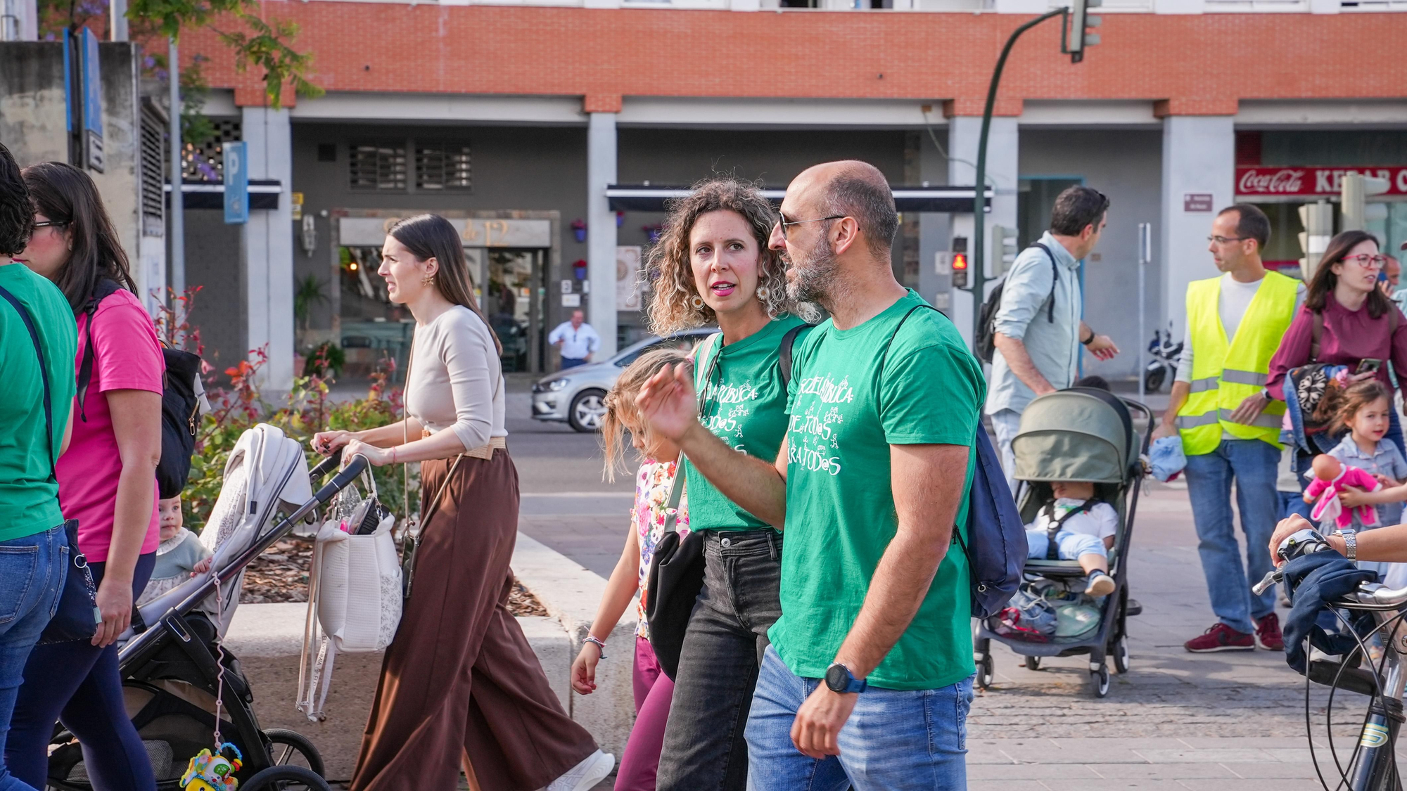 Ruta de familias CEIP Hernán Ruiz у CEIP López Diéguez para reclamar más líneas educativas en ambos centros