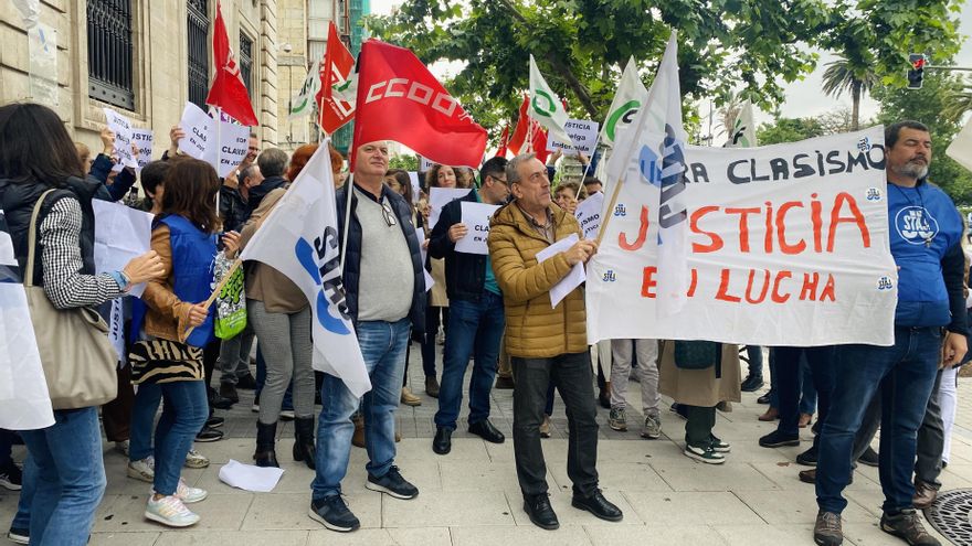 Concentración del personal de Justicia ante la Delgación de Hacienda.