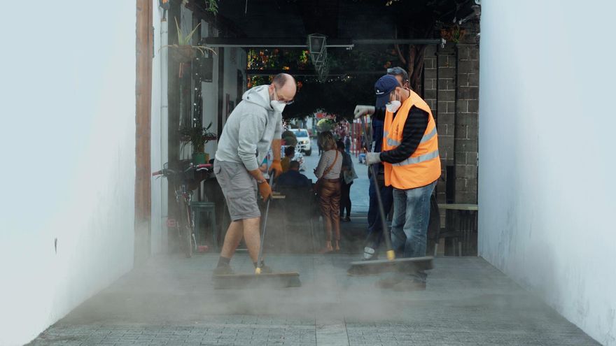 Limpieza de cenizas en La Palma, en una imagen del primer programa 'Informe Trópico'