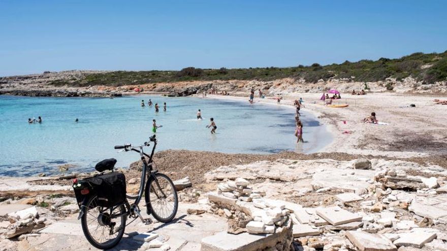 Vista este martes de la playa de Binibèquer, en el segundo día de la fase 2 de la desescalada en la isla de Menorca.