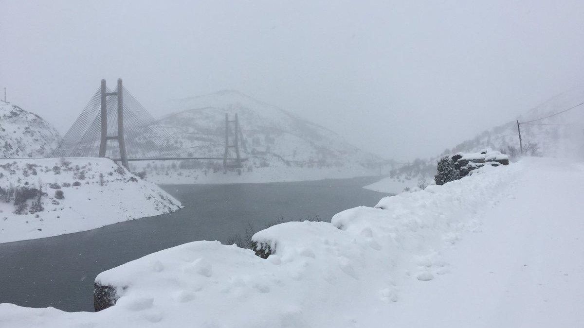 Declaran precaución en las carreteras entre León, Galicia y Asturias con alerta naranja por nevadas
