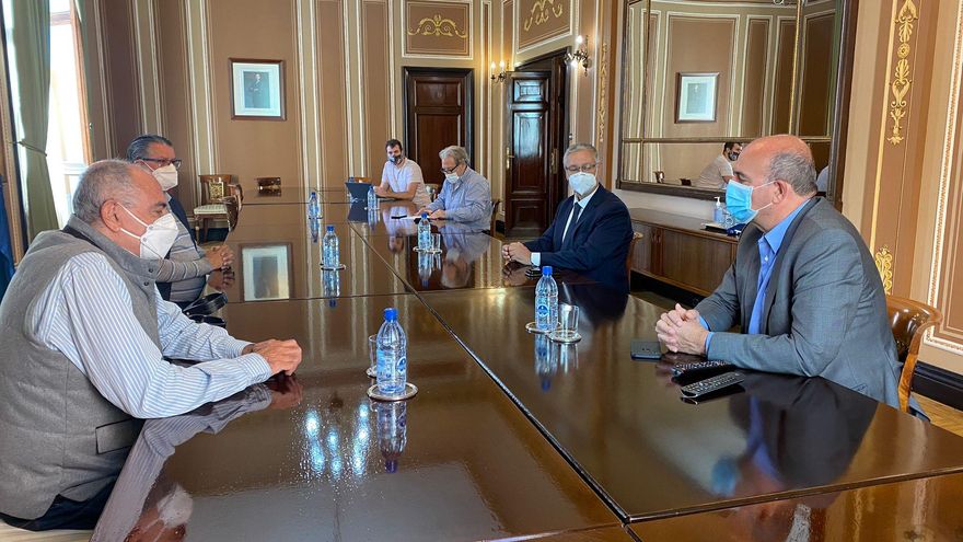 Reunión entre el Foro por La Isleta y el delegado del Gobierno en Canarias junto a representates del Ministerio de Migraciones, Cruz Roja y el Ayuntamiento Las Palmas de Gran Canaria