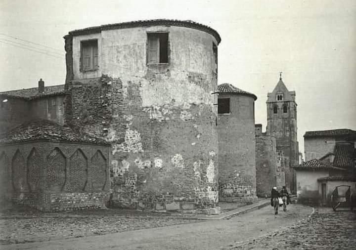 La muralla de Léon en la calle Ramón y Cajal en 1907 antes de que desmocharan sus cubos. La estampa medieval de la fortificación debía de ser muy similar.
