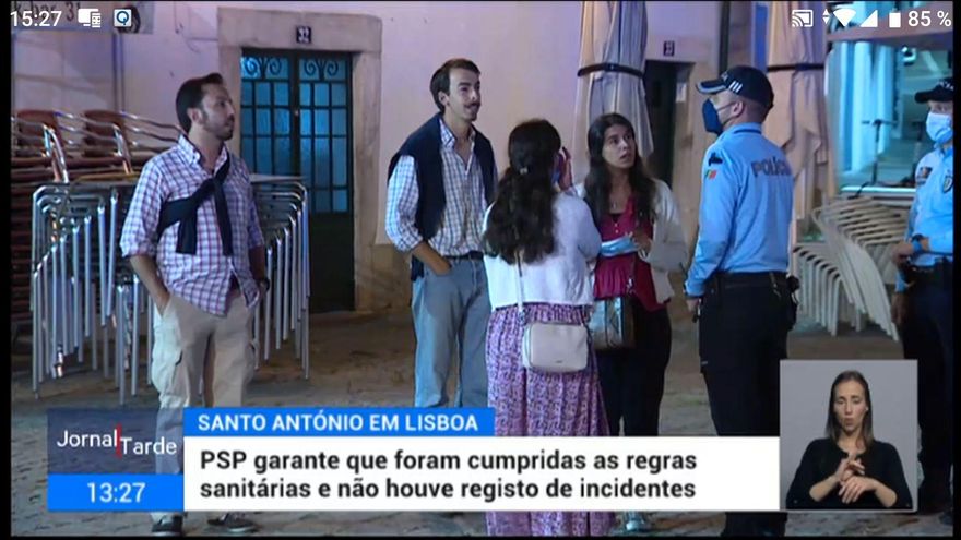 Imagen de la televisión pública portuguesa en la que se ve, durante las reducidas celebraciones lisboetas por su patrono, que en un control solo la Policía lleva mascarillas