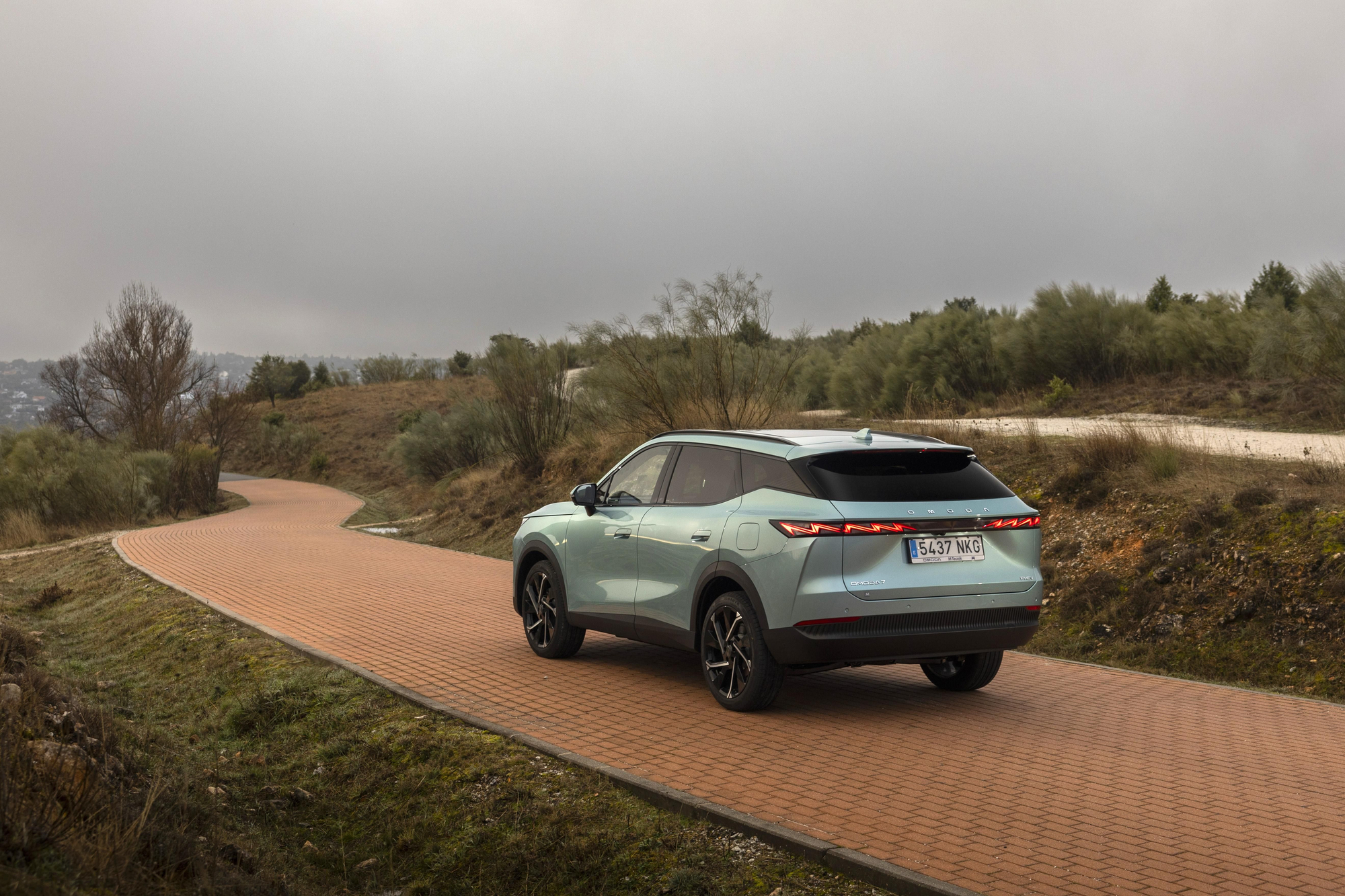 Vista lateral y trasera del Omoda 7 híbrido enchufable.