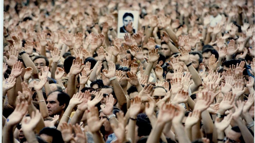 40 testimonios de víctimas, 2.000 páginas y archivos inéditos: publican la primera trilogía sobre el terrorismo en Euskadi