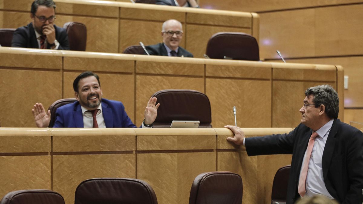La presidenta del Senado, Pilar Llop, llama la atención al senador del Grupo Popular David Erguido (1i), momentos antes de la intervención del ministro de Inclusión, Seguridad Social y Migraciones, José Luis Escrivá (1d), durante una sesión de control al
