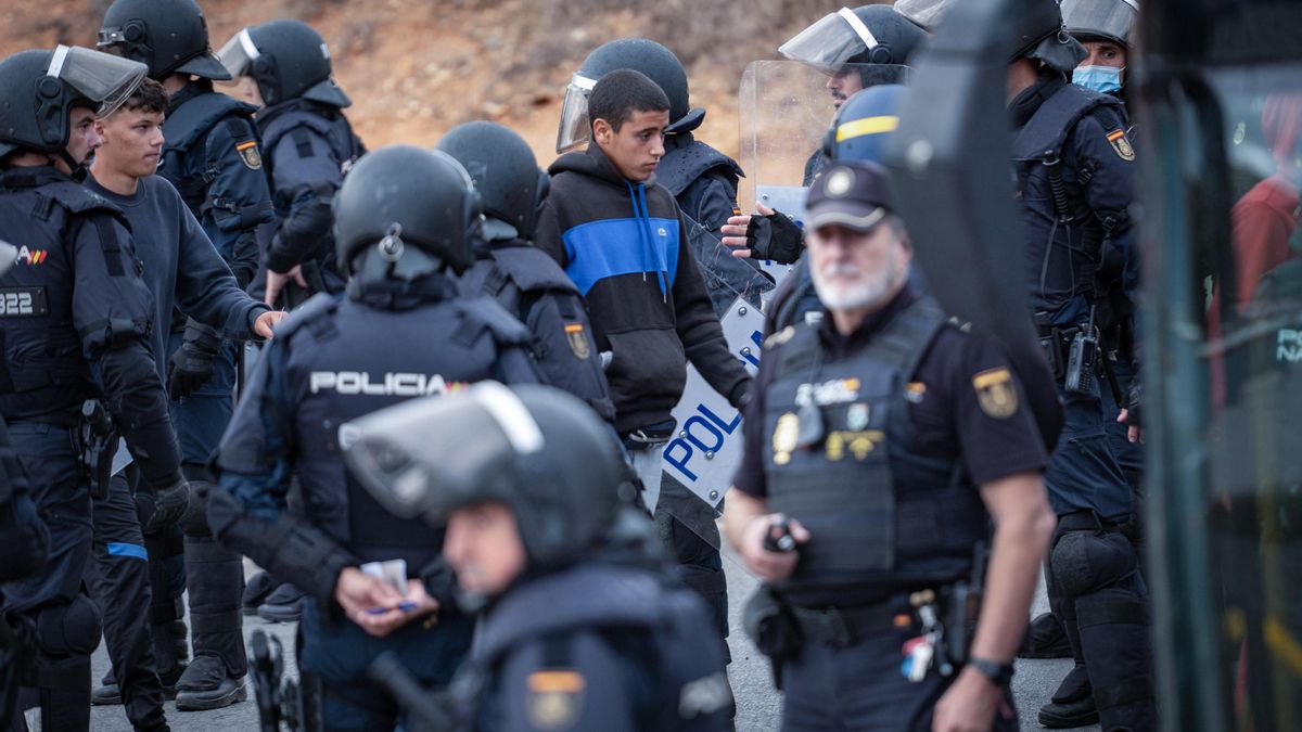 Agentes de Policía Nacional desalojando a migrantes.