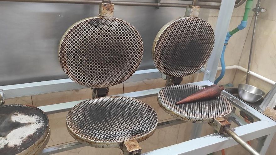 Planchas de acero inoxidable en las que se hacen los barquillos, creadas a partir de los moldes antiguos de las planchas de hierro que se usaban antes