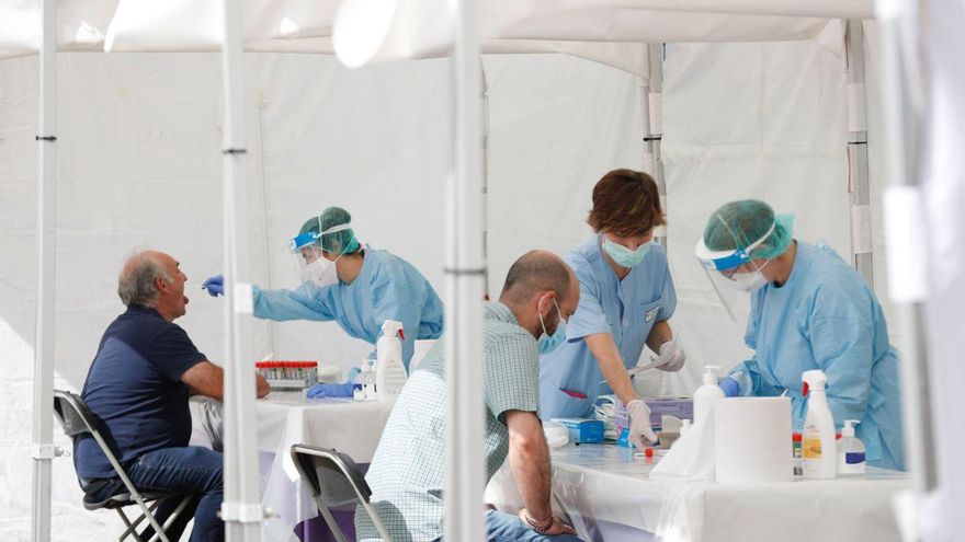 Personal sanitario realizando pruebas PCR durante la pandemia