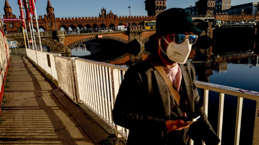 Berlin (Germany), 02/03/2021.- A man wears mask as walks next to Oberbaum Bridge in Berlin, Germany, 02 March 2021. People in Berlin took the sunny weather with spring-like warm temperatures as an opportunity to go EFE/EPA/FILIP SINGER/Archivo