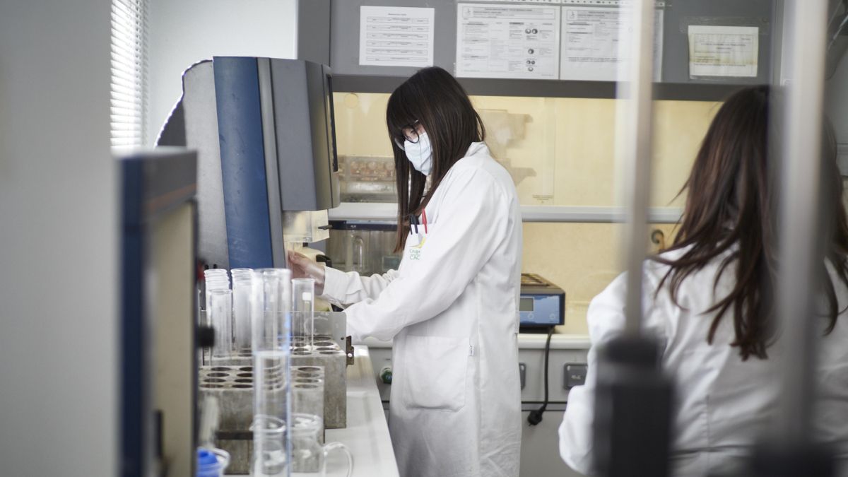Dos trabajadoras realizan pruebas en un laboratorio.