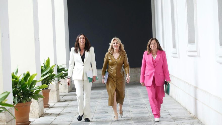 Las consejeras del Gobierno andaluz Loles López (i), Carolina España (c) y María del Carmen Castillo (d), antes de la rueda de prensa del Consejo de Gobierno.